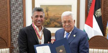 الرئيس الفلسطيني يقلد "صوت الأردن" عمر العبداللات وسام الثقافة والعلوم