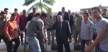 رئيس جامعة المنيا يغرس شجرة