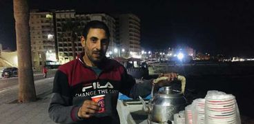 أحمد يبيع شاي علي الكورنيش بمدينة مرسي مطروح