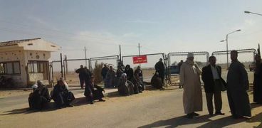 أهالى الشهداء ينتظرون وصول الجثامين بمطار أسيوط الحربى