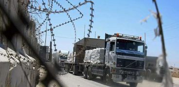 شاحنات المساعدات تصطف على الحدود بين غزة ومصر - أرشيفية