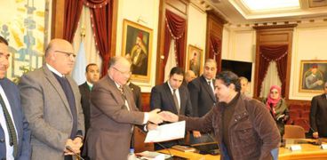 محافظ القاهرة  يلتقى المواطنين