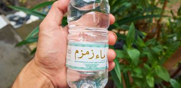ماذا يحدث لجسمك عند شرب ماء زمزم؟