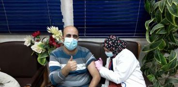 بدء تطعيم أطباء مستشفيات جامعة الزقازيق بلقاح كورونا (صور)