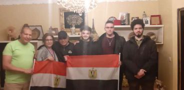 علاء ثابت برفقة عدد من المصريين العائدين من أوكرانيا