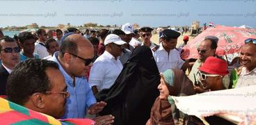 اللواء علاء ابوزيد محافظ مطروح خلال تفقده الشواطىء فى الغرام بمطروح
