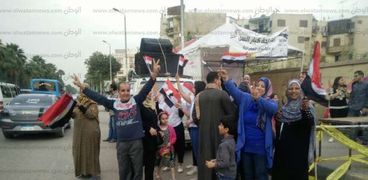 رقص وغناء أمام لجان الهرم في اليوم الثاني للانتخابات