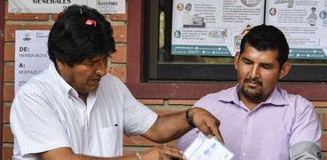 رئيس بوليفيا يدلي بصوته في الانتخابات الرئاسية