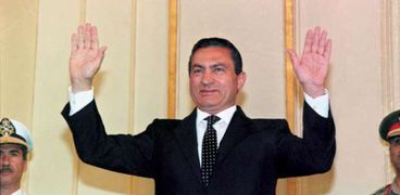 مبارك.. تصدر "مانشيتات" الصحف 30 سنة واحتل صفحة الوفيات لـ3 أيام