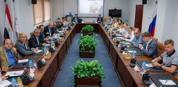 الوفد الروسى خلال مباحثاته مع رئيس «اقتصادية قناة السويس»