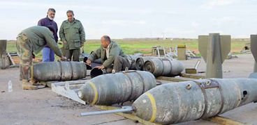 جنود من الجيش الليبى يجهزون القنابل فى إحدى القواعد الجوية