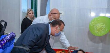 محافظ الإسكندرية يوزع 200 شنطة على المرضى بمستشفى الطلبة