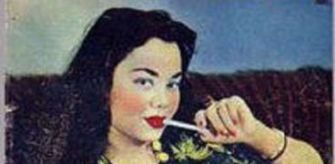 الفنانة ماجدة وهى تدخن سيجارة بإحدى الإعلانات
