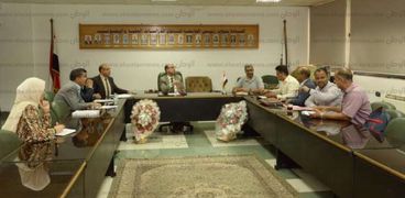  نائب رئيس جامعة أسيوط يجتمع بالطلاب اليمنيين الوافدين لبحث المعوقات وتذليلها