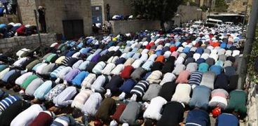 فلسطينيون يؤدون الصلاة خارج الأقصى - صورة أرشيفية