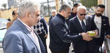 محافظ بورسعيد يتفقد سيارات اهلا رمضان