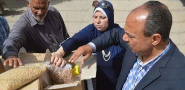 توزيع كراتين غذائية على دارسى محو الأمية فى كفر الشيخ