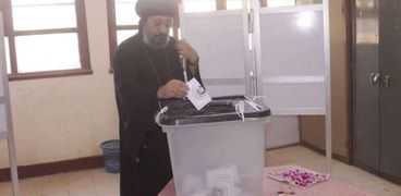 الانبا يدلي بصوته في الانتخابات الرئاسية بمحافظة الوادي الجديد
