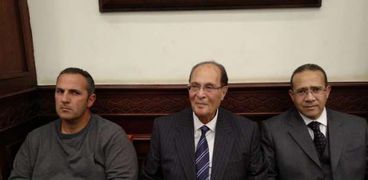 وزير الري الأسبق ونجله في عزاء مبارك