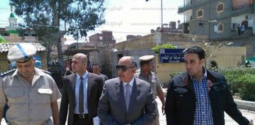 مساعد وزير الداخلية يفاجىء مركز شرطة أبوالمطامير ويتفقد خدمات الكنائس