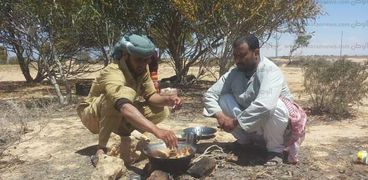 شباب مطروح يطهون الاكلات البدوية على الحطب بالصحراء