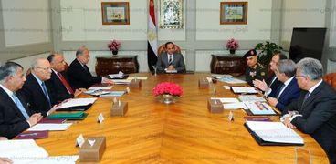 الرئيس عبد الفتاح السيسى يترأس اجتماعا مع اسماعيل وعدد من الوزراء ورئيسى المخابرات العامة وهيئة الرقابة الإدارية