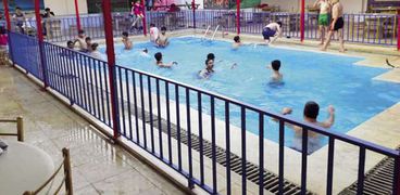 أطفال فى حمام سباحة بنادى دمشق العائلى