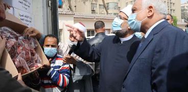 وزير الأوقاف ومحافظ الجيزة خلال توزيع لحوم صكوك الإطعام