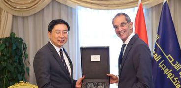 وزير الاتصالات مع سفير سنغافورة