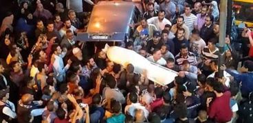 أهالى منطقة «أم بيومى» يشيعون جثمان محمد عيد