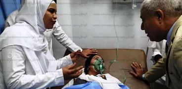 محافظ اسوان خلال زيارته للمصابين