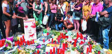 المئات يشاركون فى تأبين ضحايا الحادث فى برشلونة