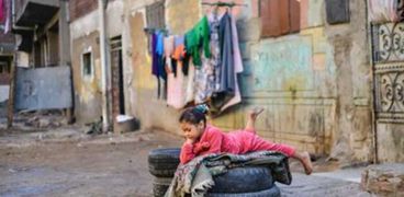 طفلة تلهو أمام منزلها في منطقة إسطبل عنتر.. تصوير:أسامه همام