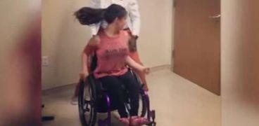 طبيب يعالج المرضى بالرقص