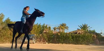 ليتيسيا أثناء ركوبها حصانها المفضل "أفريقا" وتجولها به في قرية تونس