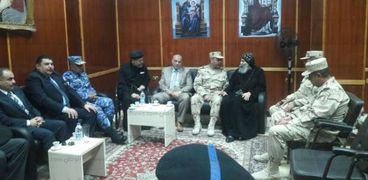 قائد المنطقة الغربية العسكرية ومدير امن مطروح خلال اداء واجب العزاء بالكنيسة