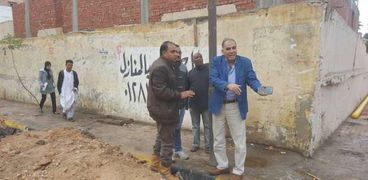 رئيس حى العامرية في الإسكندرية يتفقد تركيب الغاز بالشوارع