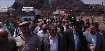 وزيرالبيئة يتفقد أعمال نقل مخلفات جبل أبو خريطة إلى المدفن الصحي  بمدينة السادات