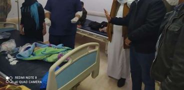 اللواء خالد شعيب محافظ مطروح خلال تفقده حالات المصابين في حادث سية بمستشفى سيوة المركزي