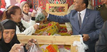 مدير أمن الغربية يتفقد منفذ "كلنا واحد" لبيع الفاكهة والخضروات  فى بسيون