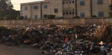 أكوام القمامة تحاصر مدرسة «على ليمونة»