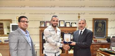 محافظ أسيوط يكرم بطل المصارعة حسام مرغني ويمنحه وسام المحافظة