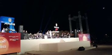 مدحت صالح يشعل حفل مهرجان دندرة للموسيقى والغناء في قنا