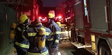 رجال الحماية المدنية يسيطرون على حريق بأحد المباني في جوهانسبرج