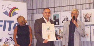 رسام الكاريكاتير المصري يتسلم الجائزة