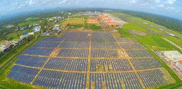 ألواح الطاقة الشمسية للمطار