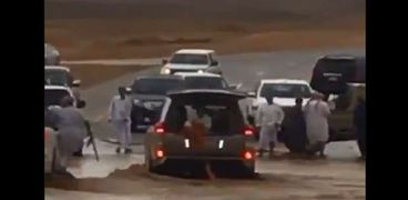 أمير سعودي ينقذ مواطنا جرفته السيول
