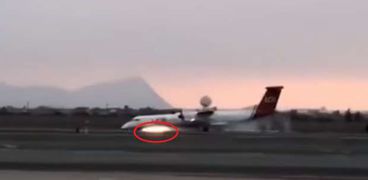 شاهد هبوط اضطراري في بيرو لطائرة من دون عجلة أمامية