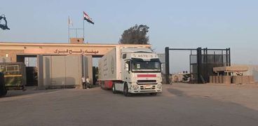 عبور الشاحنات المحملة بالمساعدات إلى قطاع غزة