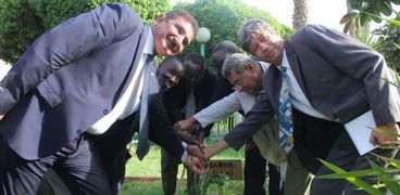 وفد مهندسي أوغندا يزرعون شجرة بنادي المهندسين في الزمالك